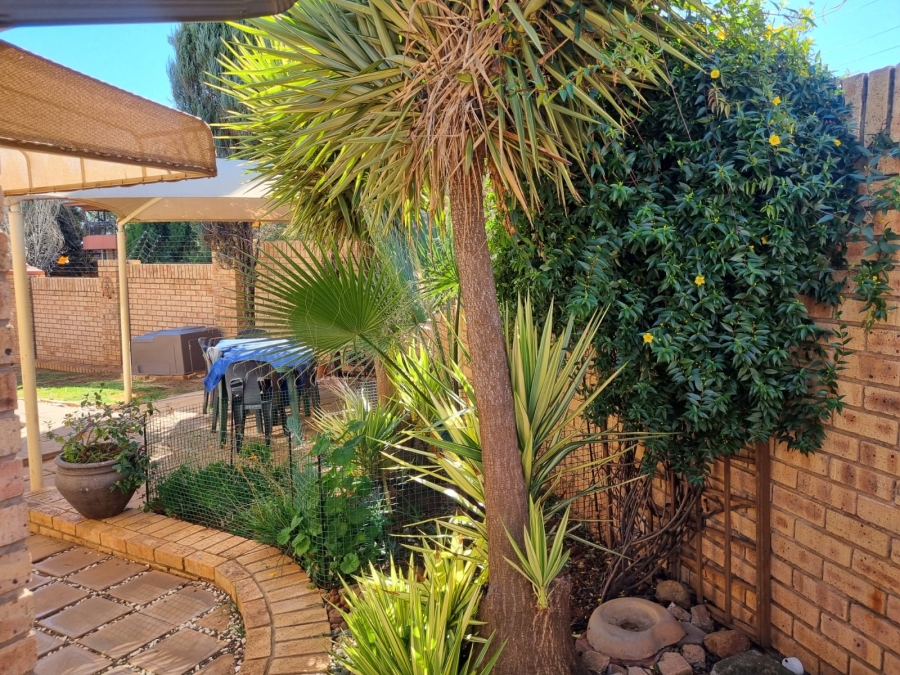 To Let 4 Bedroom Property for Rent in Langenhovenpark Free State